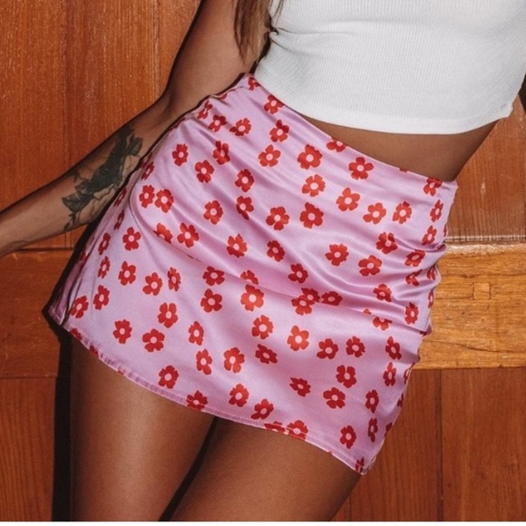 Princess Polly Dresses & Skirts - NWT Princess Polly Olton Pink Retro Floral Groovy Silky Mini Skirt, 6